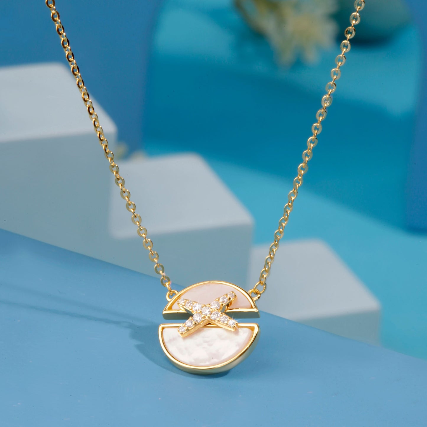 Gold Plated Jeux De Liens Harmony MOP Pendant
