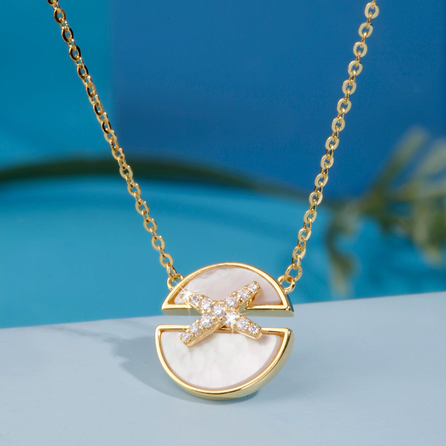 Gold Plated Jeux De Liens Harmony MOP Pendant