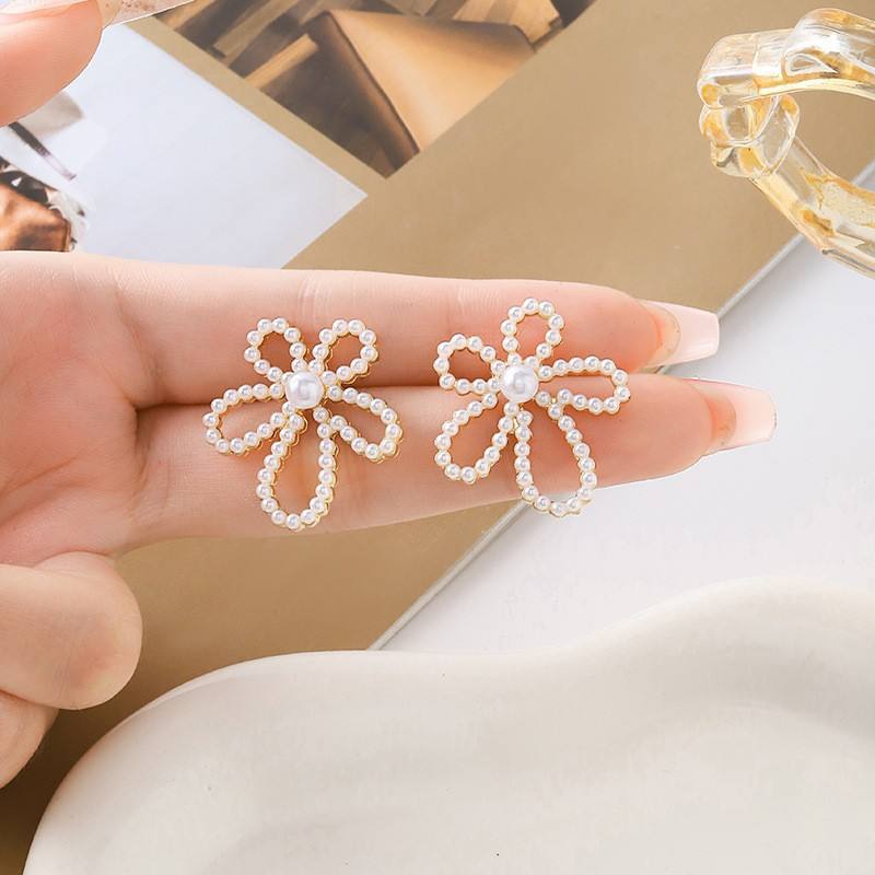 Gold Plated Hollow Flower Pearl Earrings for Women Yiwu Zhuchai E-Commerce Firm