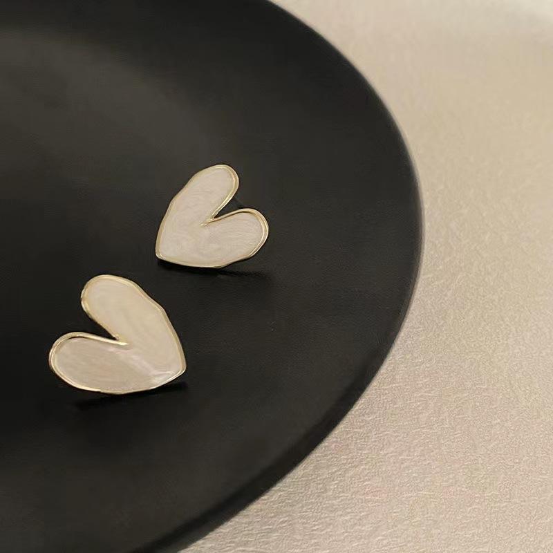 Vintage White Heart Stud Earrings Yiwu Baochai E-Commerce Firm
