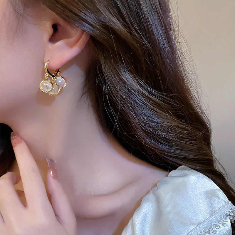Gold Hoop Earrings with White Shell Charms Yiwu Zhuchai E-Commerce Firm (Individual Business)