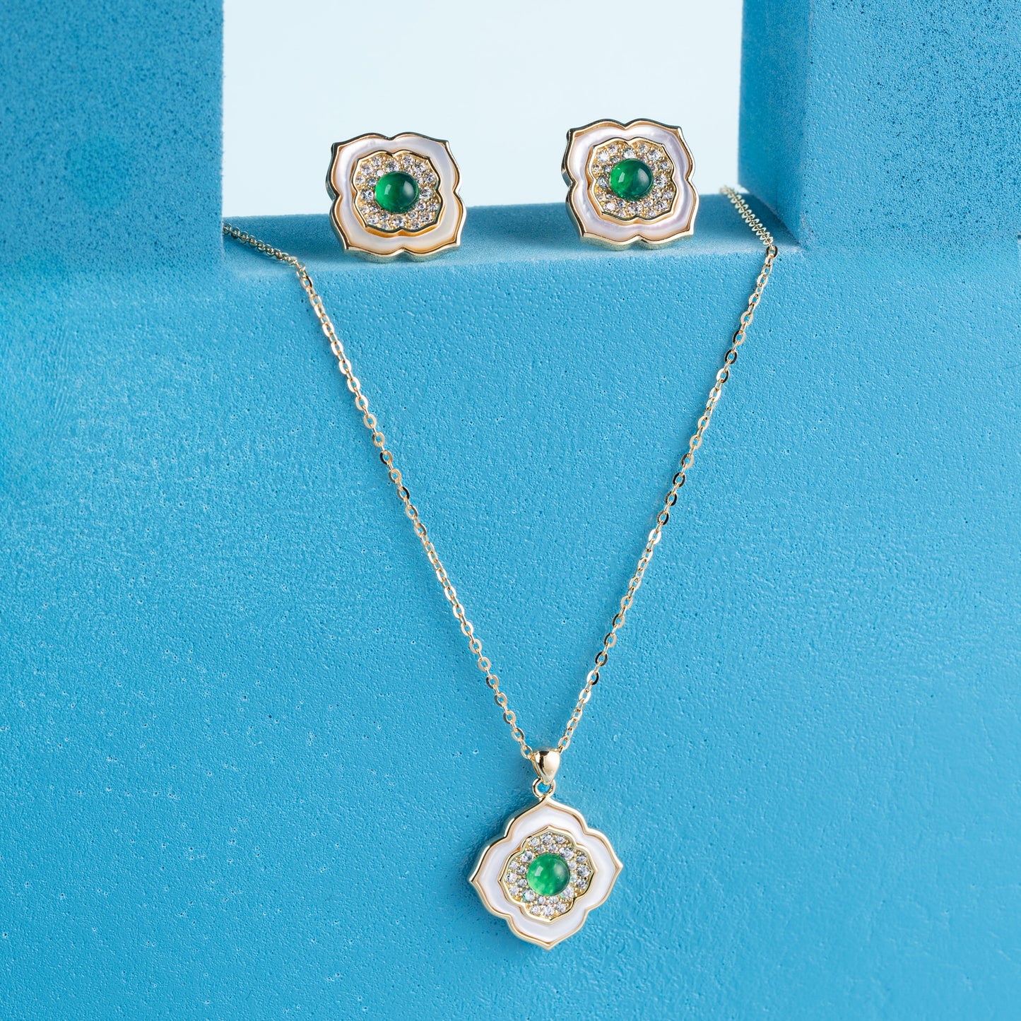 Regalia Fleur Gold Plated Pendant Set