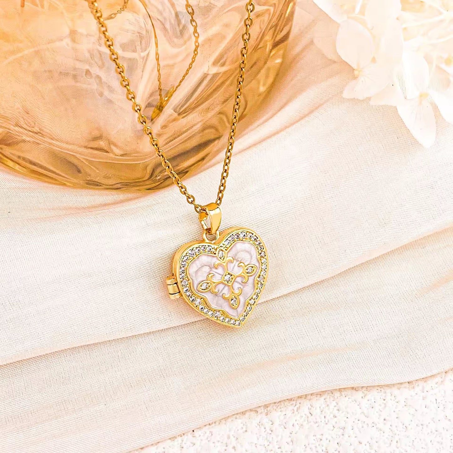 Pinteresty Heart Photo Locket Yiwu Hongye Jewelry Co. Ltd.