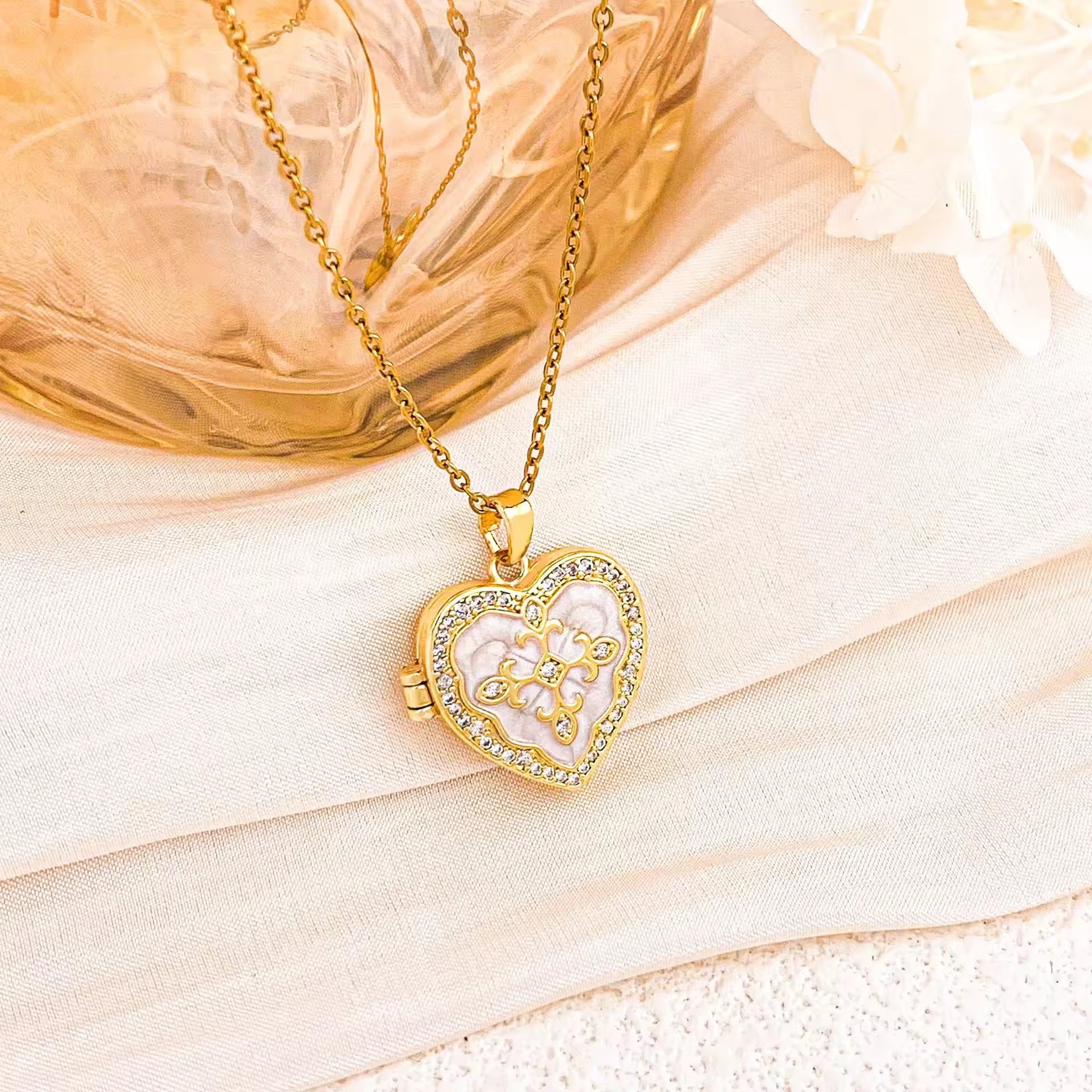 Pinteresty Heart Photo Locket Yiwu Hongye Jewelry Co. Ltd.