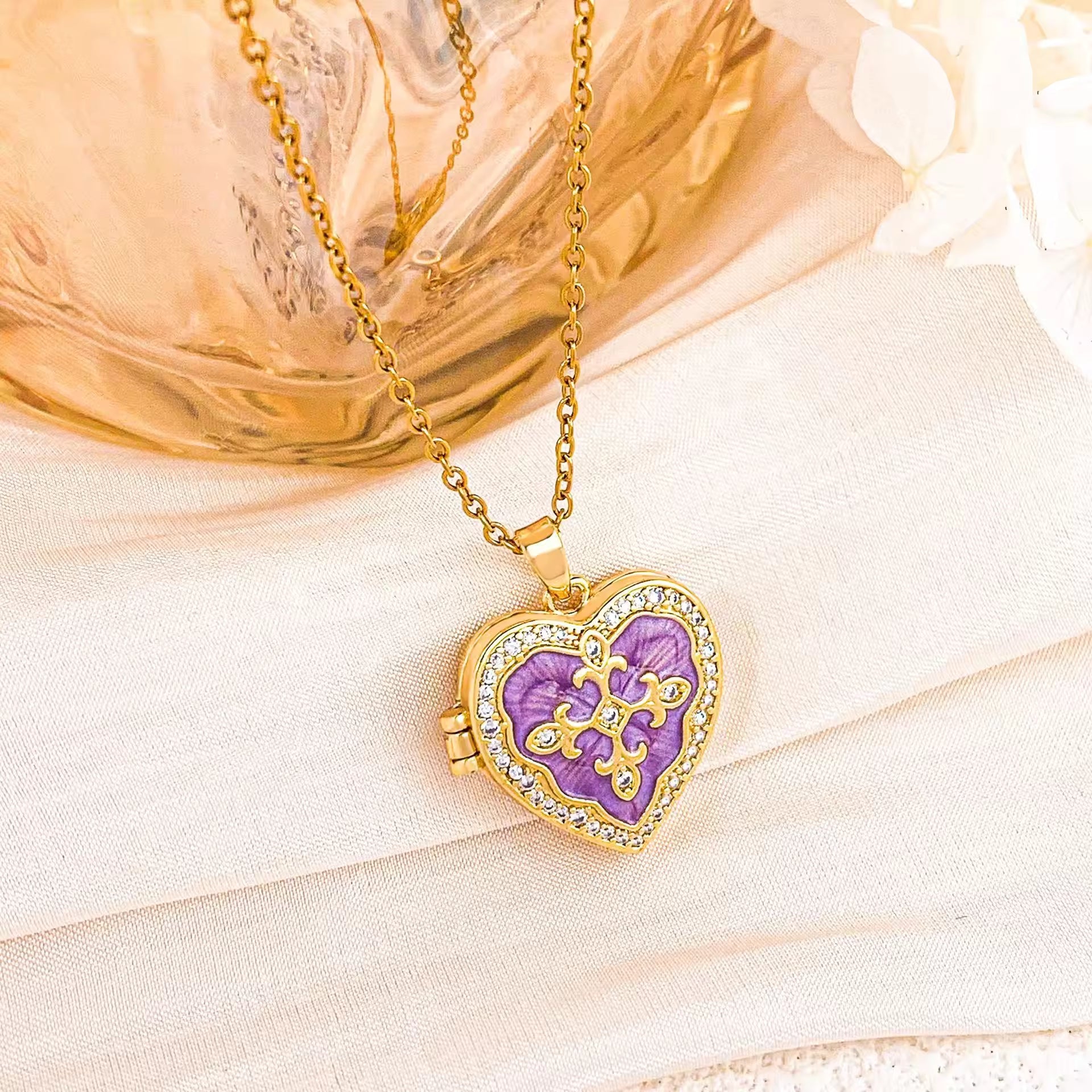 Pinteresty Heart Photo Locket Yiwu Hongye Jewelry Co. Ltd.
